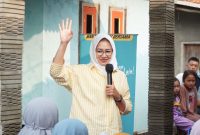 Airin saat mendapat keluhan dari warga mengenai sulitnya air bersih di salah satu wilayah di Lebak Gedong, Kabupaten Lebak, Selasa (25/7/2023).