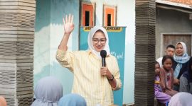 Airin saat mendapat keluhan dari warga mengenai sulitnya air bersih di salah satu wilayah di Lebak Gedong, Kabupaten Lebak, Selasa (25/7/2023).