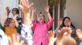 Airin Rachmi Diany saat bersilaturahmi dengan Emak-emak di Lebak Banten, Sabtu (23/3/2024)