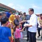 Momen Jokowi Kunjungi Posko Pengungsian Warga Terdampak Banjir di Demak