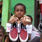 Telkomsel Salurkan Ratusan Pasang Sepatu Hasil Donasi Poin Pelanggan, Sambungkan Senyuman untuk Langkah Masa Depan Pelajar Papua
