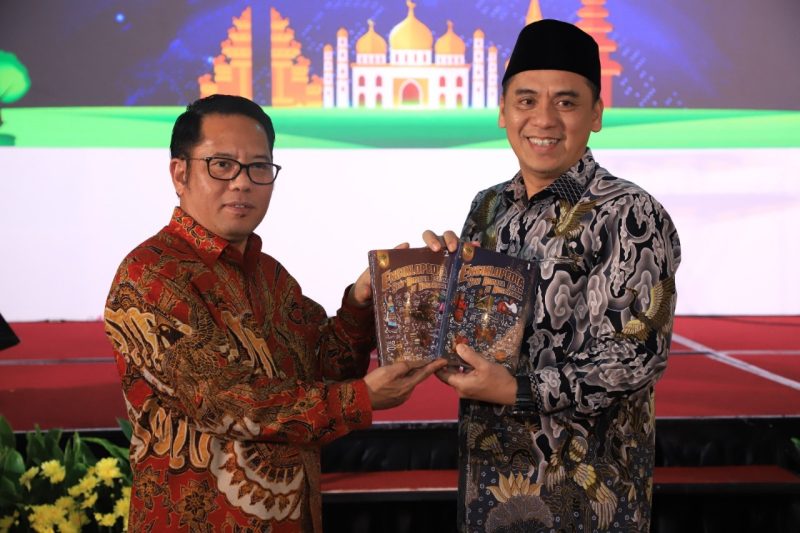 Wakil Menteri Agama, H Saiful Rahmat Dasuki saat melaunching buku “Ensiklopedia Seni Budaya Islam di Nusantara” pada acara Rakor Direktorat Penerangan Agama Islam di Jakarta, Rabu (28/02/2024).