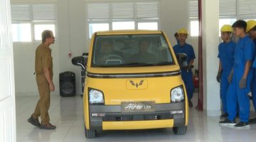 Hadiah Mobil Listrik dari Jokowi
