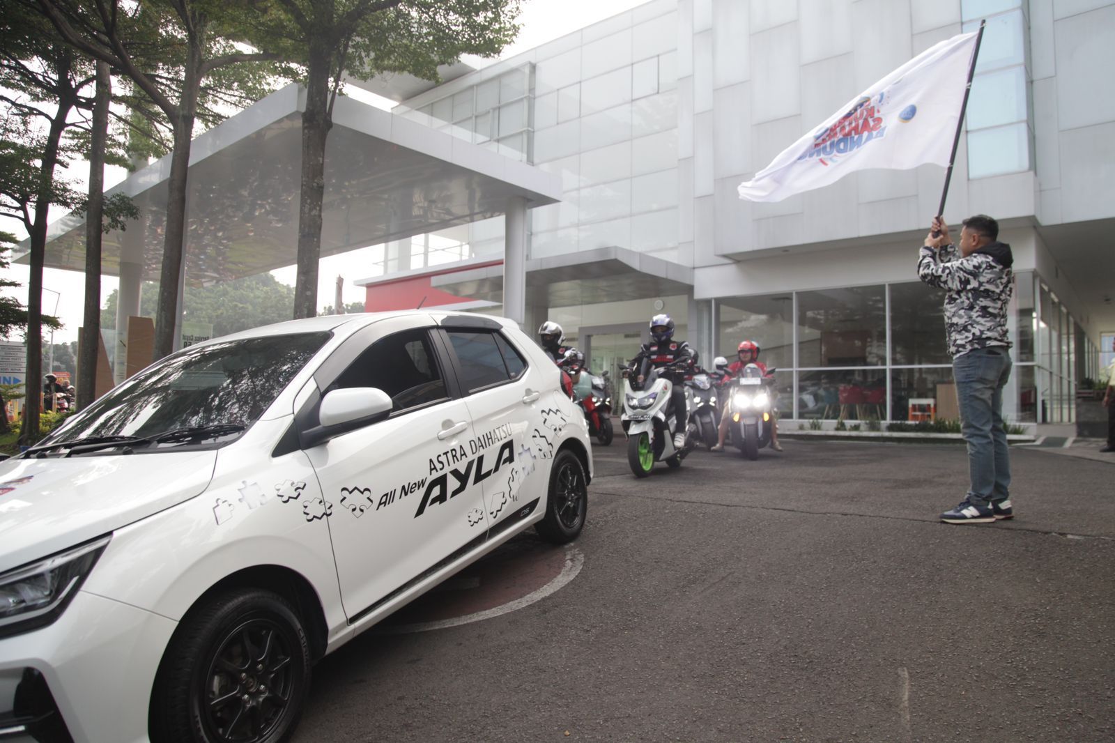 Salah Satu Aktivitas Kolaborasi Bersama Antara Komunitas Mobil Dan Sepeda Motor Lewat Rolling Thunder (2)