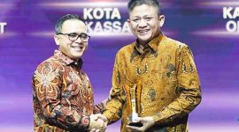 Bupati Ogan Komering Ulu (OKU) Timur, Lanosin atau Enos menerima penghargaan dalam ajang Pemimpin Daerah Award 2024