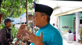 Calon Wali Kota Tangerang Selatan (Tangsel), Benyamin Davnie saat mengunjungi warga Kampung Serua Indah, Ciputat, pada Rabu (24/10/2024).