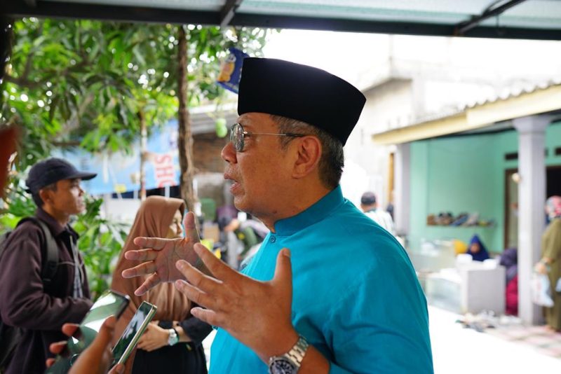 Calon Wali Kota Tangerang Selatan (Tangsel), Benyamin Davnie saat mengunjungi warga Kampung Serua Indah, Ciputat, pada Rabu (24/10/2024).
