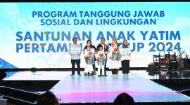 Wakil Direktur Utama Pertamina Wiko Migantoro dan Direktur Keuangan Pertamina Emma Sri Martini berfoto bersama usai melakukan penyerahan simbolis bantuan CSR pada acara puncak perayaan Hari Ulang Tahun (HUT) ke-67 Pertamina di Grha Pertamina, Jakarta (10/12/2024).