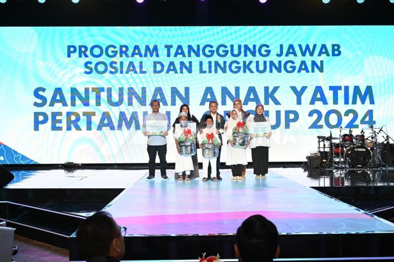 Wakil Direktur Utama Pertamina Wiko Migantoro dan Direktur Keuangan Pertamina Emma Sri Martini berfoto bersama usai melakukan penyerahan simbolis bantuan CSR pada acara puncak perayaan Hari Ulang Tahun (HUT) ke-67 Pertamina di Grha Pertamina, Jakarta (10/12/2024).
