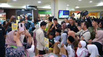 Berbagi Kebahagiaan, Wapres Ajak Anak-Anak Belanja Perlengkapan Sekolah Di Banyuwangi