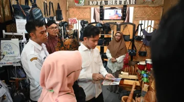 Kunjungi Pasar Djadoel Blitar 2025, Wapres Ingatkan Pentingnya Ajang Pameran Untuk Tingkatkan Pasar Produk Lokal