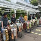 Berbagi Kebahagiaan, Wapres Berikan Kebutuhan Pokok bagi Pedagang Kopi Keliling