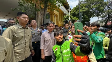 Kunjungi Kawasan Stasiun Gondangdia, Wapres Sapa Warga dan Pengemudi Ojol