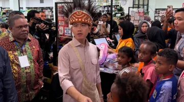 Berbagi Kebahagian, Wapres Ajak Anak Yatim di Manokwari Belanja Kebutuhan Sekolah